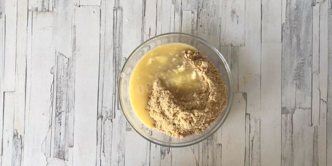 Рецепт йогуртового фисташкового торта с жимолостью