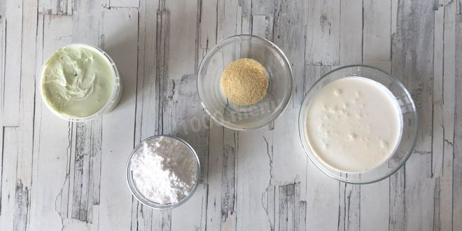 Рецепт йогуртового фисташкового торта с жимолостью