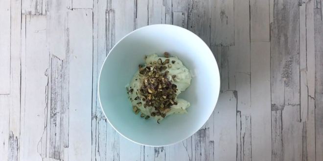 Рецепт йогуртового фисташкового торта с жимолостью