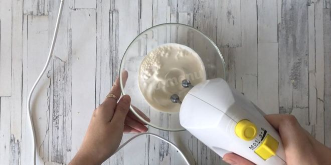 Рецепт йогуртового фисташкового торта с жимолостью