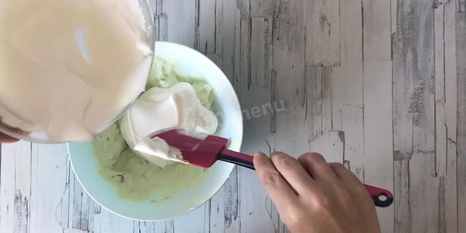 Рецепт йогуртового фисташкового торта с жимолостью