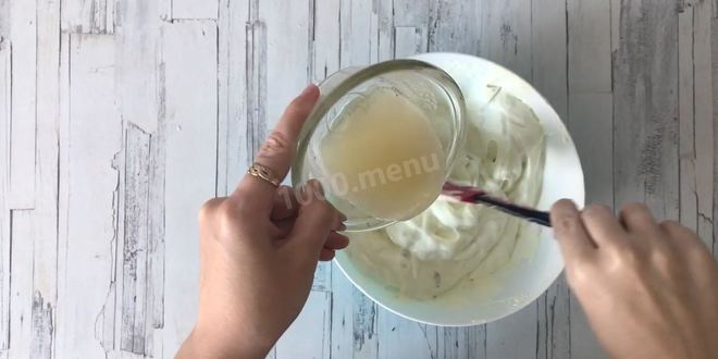 Рецепт йогуртового фисташкового торта с жимолостью