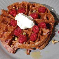 Рецепт Малиновых вафель с фисташками и медом