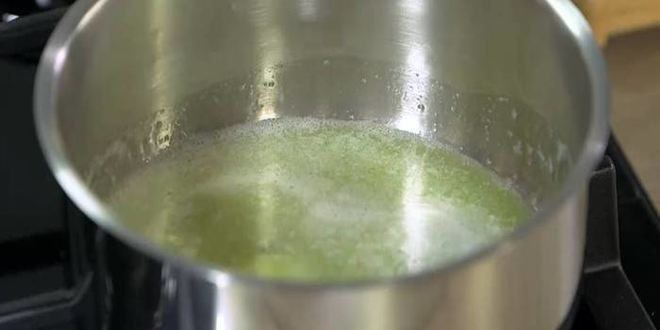 Рецепт малиновых вафель с фисташками и медом