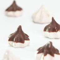 Рецепт Ванильных, шоколадных и кофейные меренги в шоколадной глазури