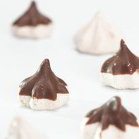Рецепт Ванильных, шоколадных и кофейные меренги в шоколадной глазури