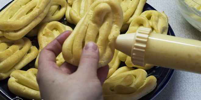 Рецепт домашних эклеров со сгущенкой