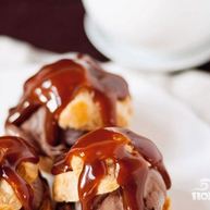 Рецепт Профитролей с мороженым и карамельным соусом
