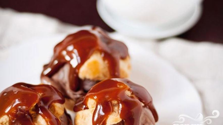 Рецепт профитролей с мороженым и карамельным соусом