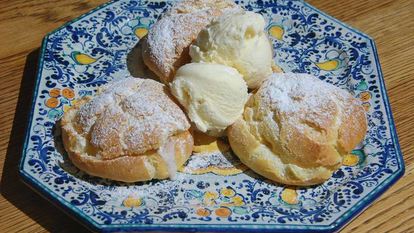 Рецепт Профитролей с ванильным кремом и мороженым