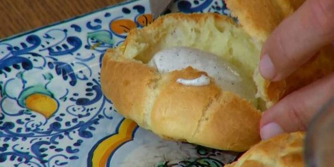 Рецепт профитролей с ванильным кремом и мороженым