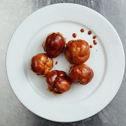 Рецепт Профитролей с заварным кремом и карамельным соусом