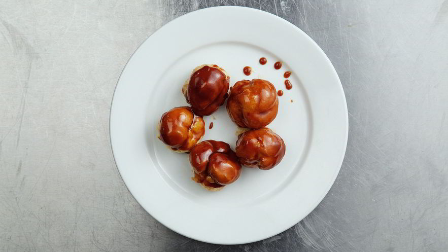 Рецепт профитролей с заварным кремом и карамельным соусом