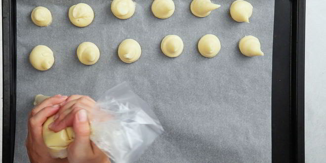 Рецепт профитролей с заварным кремом и карамельным соусом