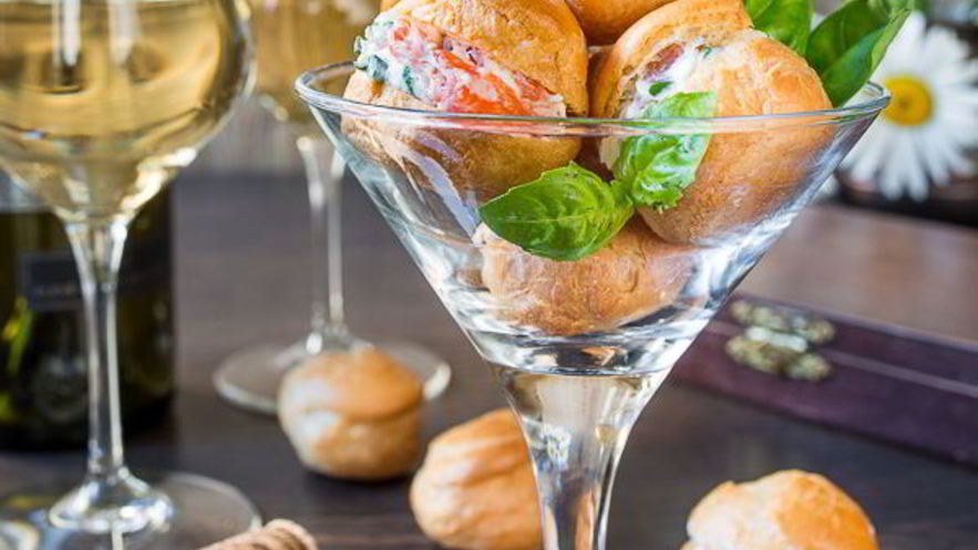 Рецепт профитролей со сливочным сыром и лососем