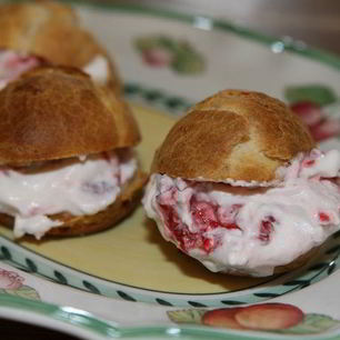 Рецепт Эклеров с малиной и взбитыми сливками