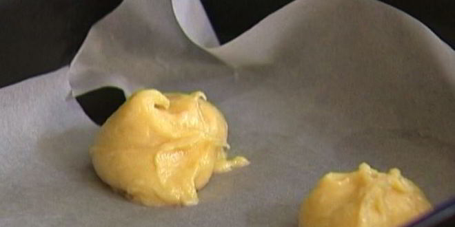 Рецепт эклеров с малиной и взбитыми сливками