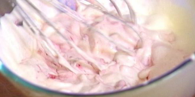 Рецепт эклеров с малиной и взбитыми сливками