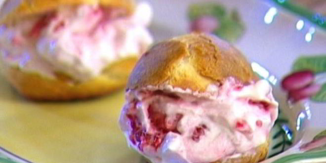 Рецепт эклеров с малиной и взбитыми сливками