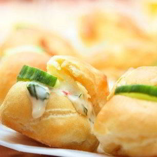 Рецепт Эклеров со сливочным кремом из копченого лосося с зеленью