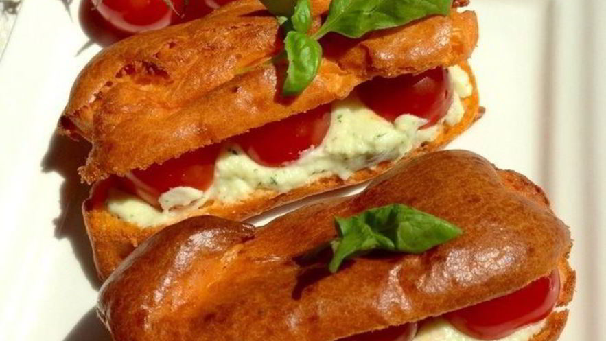 Рецепт закусочных томатных эклеров с кремом из моцареллы