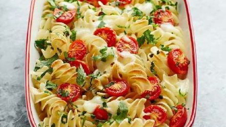 Рецепт макаронной запеканки помидоры-моцарелла со шпинатом