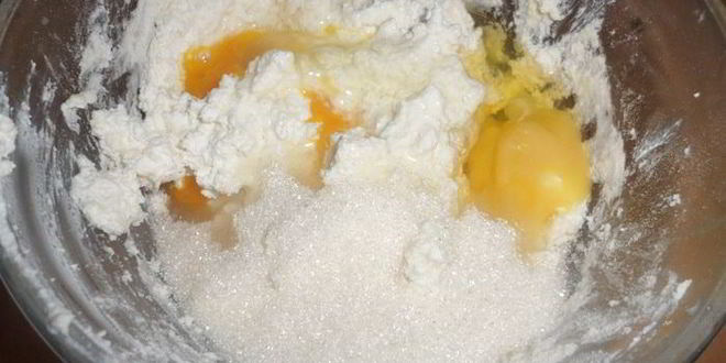 Рецепт творожной запеканки с миндалем и финиками