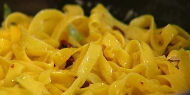 Рецепт запеканки из макарон с яйцами, сыром и вялеными помидорами