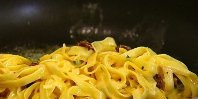 Рецепт запеканки из макарон с яйцами, сыром и вялеными помидорами