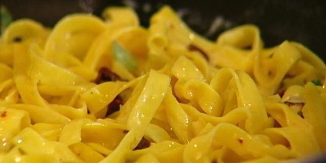 Рецепт запеканки из макарон с яйцами, сыром и вялеными помидорами