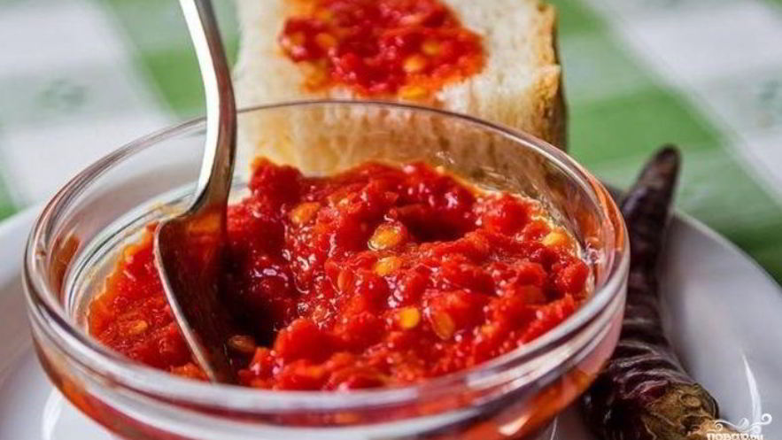 Рецепт аджики из помидоров и чеснока, без перца