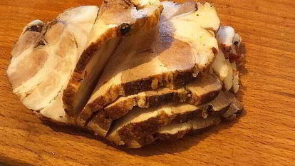 Рецепт Грудинки по-домашнему с чесноком и аджикой