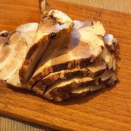 Рецепт Грудинки по-домашнему с чесноком и аджикой
