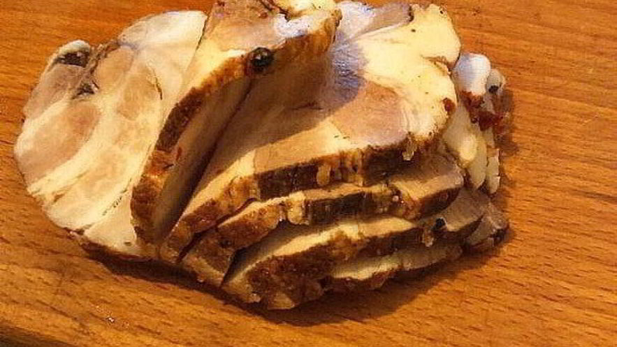 Рецепт грудинки по-домашнему с чесноком и аджикой