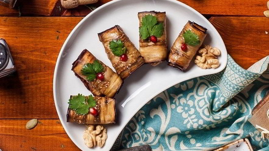 Рецепт рулетиков из баклажана с ореховой пастой и аджикой