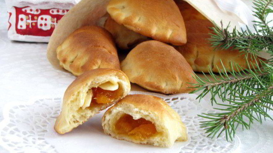 Рецепт булочек с абрикосовым джемом и миндальными лепестками