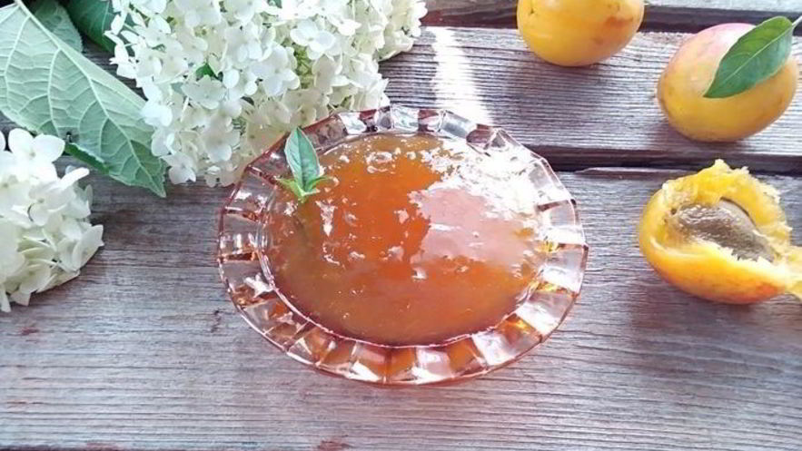 Рецепт джема из абрикосов, персиков и базилика