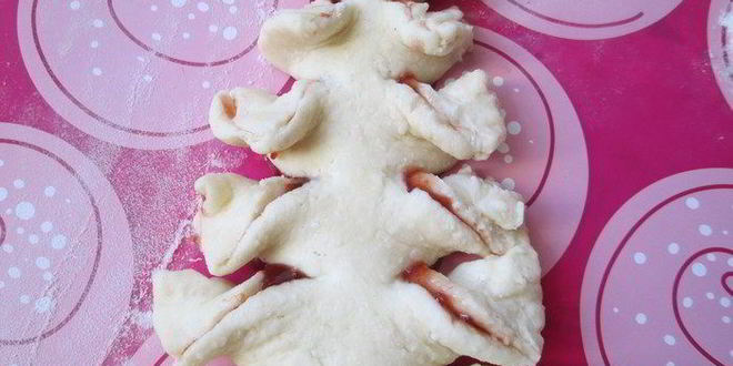 Рецепт елочки с джемом из творожно-слоеного теста