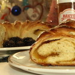 Рецепт Сдобного рулета с персиково-манговым джемом