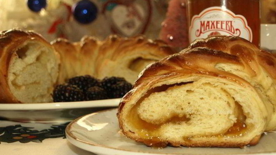 Рецепт сдобного рулета с персиково-манговым джемом