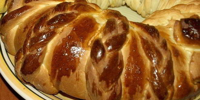 Рецепт сдобного рулета с персиково-манговым джемом