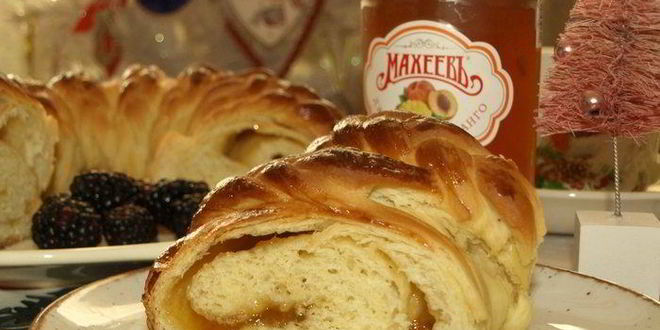 Рецепт сдобного рулета с персиково-манговым джемом