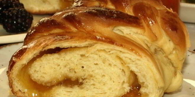 Рецепт сдобного рулета с персиково-манговым джемом