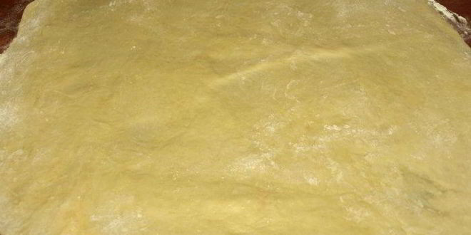 Рецепт сдобного рулета с персиково-манговым джемом