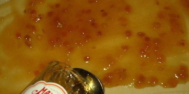 Рецепт сдобного рулета с персиково-манговым джемом