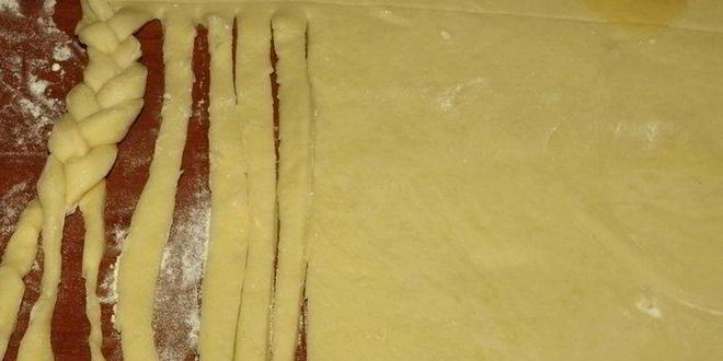 Рецепт сдобного рулета с персиково-манговым джемом