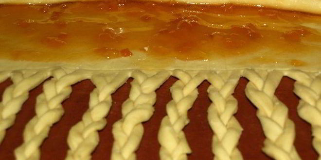 Рецепт сдобного рулета с персиково-манговым джемом