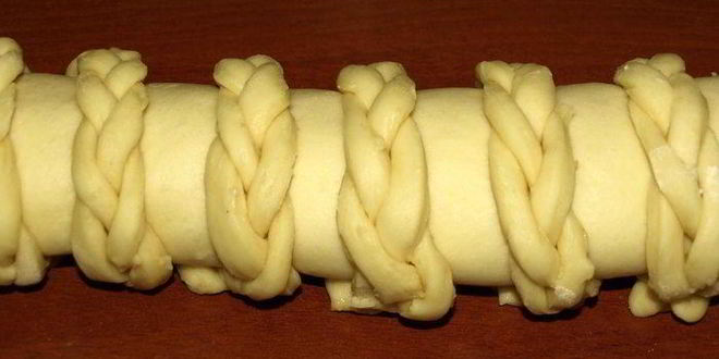 Рецепт сдобного рулета с персиково-манговым джемом