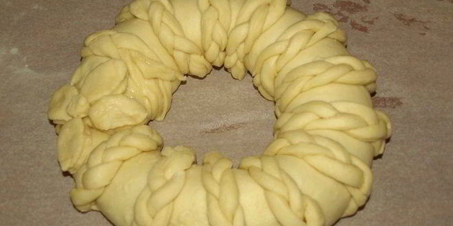 Рецепт сдобного рулета с персиково-манговым джемом