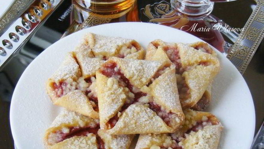 Рецепт творожных конвертиков с клубничным джемом и крошкой